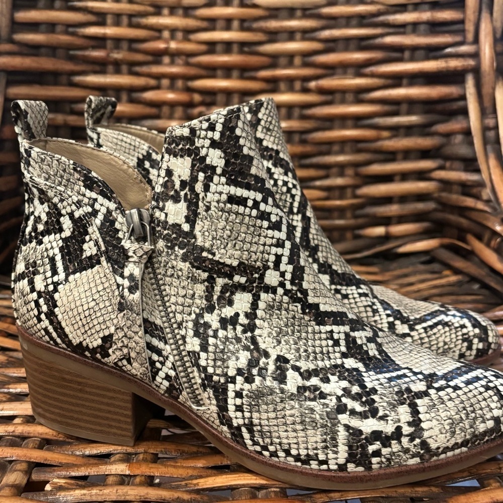 MIA "Auden" Snakeskin Embossed
Ankle Boots Almond Toe Size 6.5